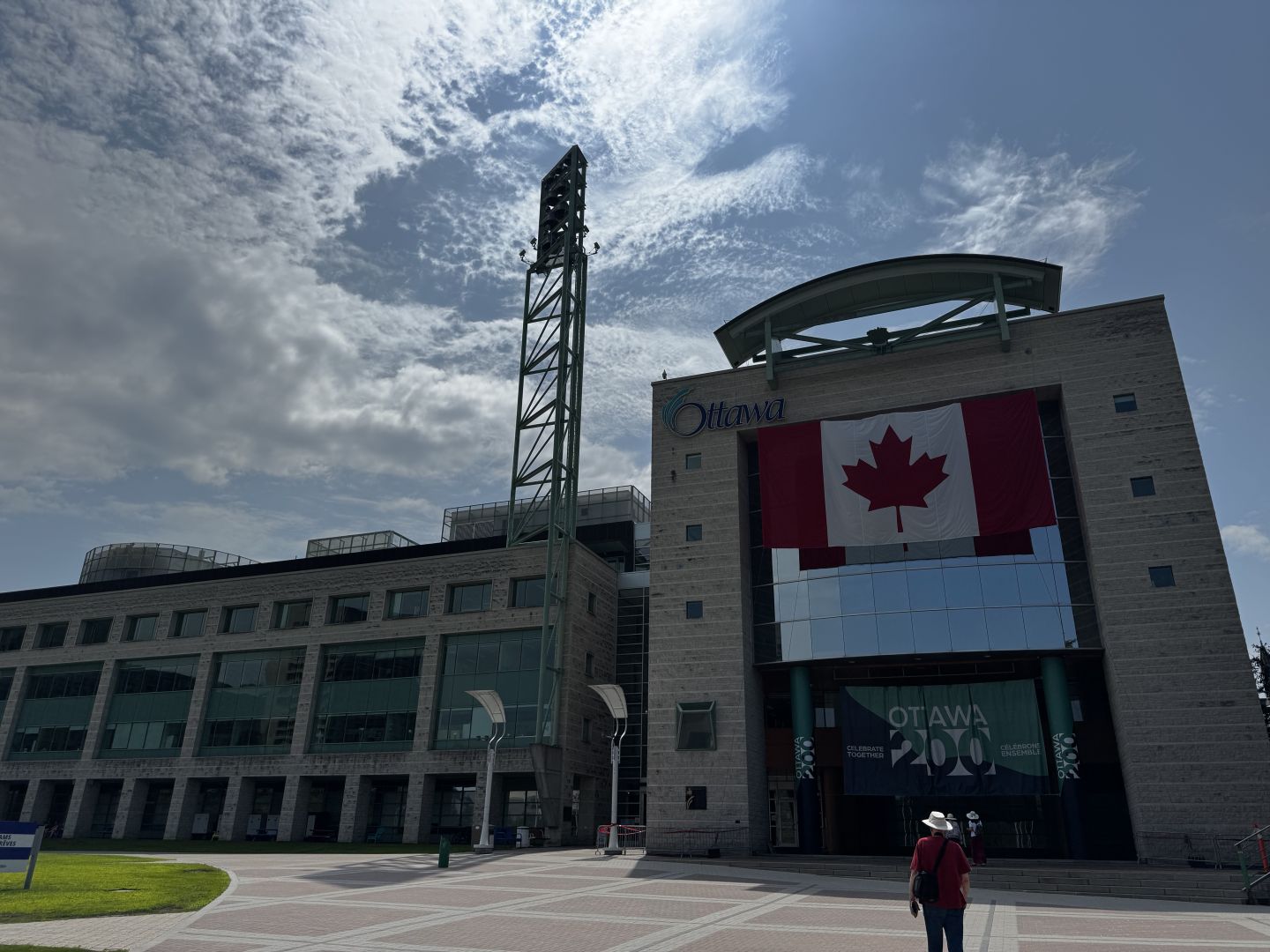 Ottawa City Hall by a scattered cloud morning. It's written Ottawa at the top of the building, with a large Canadian flag and an "Ottawa 200" banner underneath
- - -
L'hôtel de ville d'Ottawa par un matin de nuages parsemés. Il est écrit Ottawa au sommet du bâtiment, avec un immense drapeau canadien et une bannière "Ottawa 200" en dessous