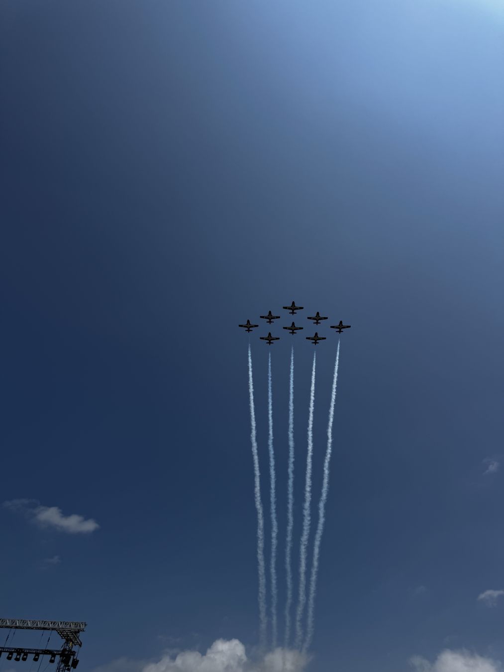 8 CT-114 Tutor planes from the Snowbirds demonstration team flying over LeBreton Flats in formation. The sky is blue.
- - -
8 avions CT-114 Tutor des Snowbirds qui survolent les plaines LeBreton en formation. Le ciel est bleu.