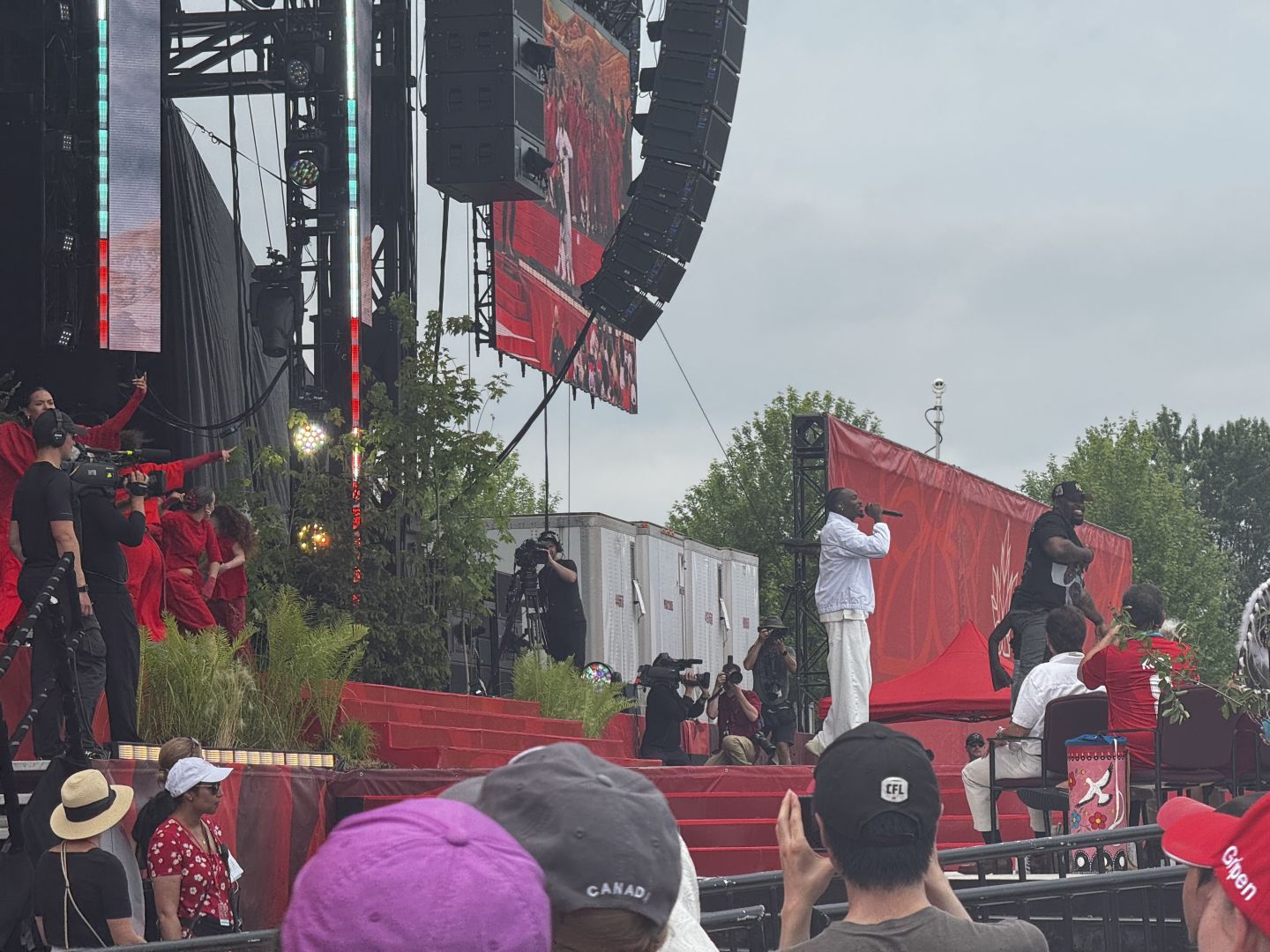 TOBi singing his song "He's so good" at the front of the Canada Day day stage.

There are red Canada Day backdrops behind him
- - -
TOBi chantant sa chanson « He's so good » à l'avant de la scène de la Fête du Canada.

Il y a des toiles de fond rouges pour celle-ci derrière lui