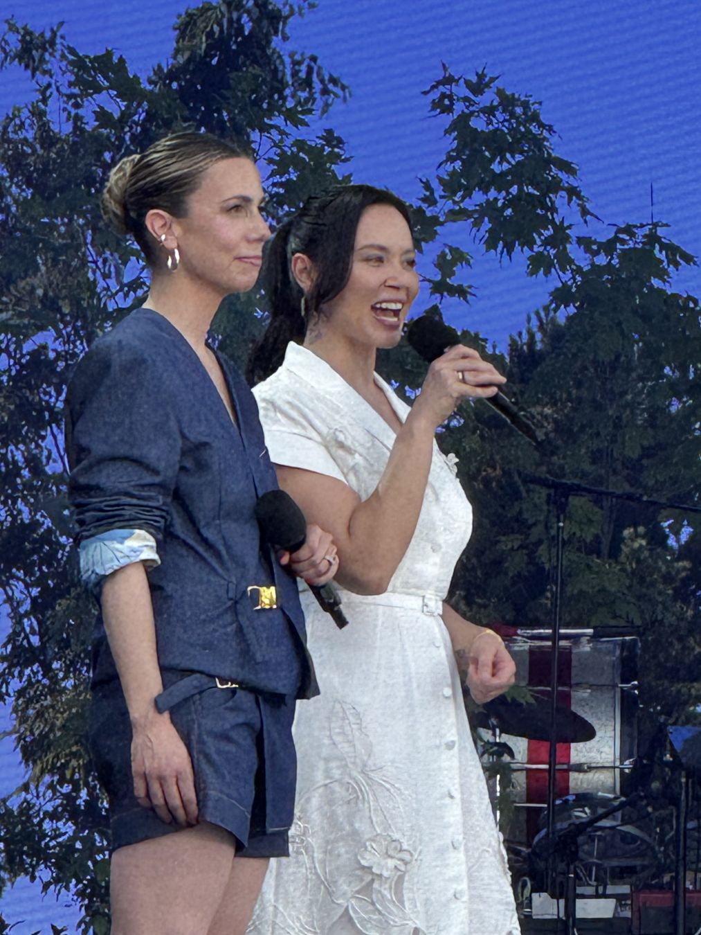 Julie St-Pierre and Melissa O'Neil hosting the show

Melissa is speaking into her microphone
- - -
Julie St-Pierre et Melissa O'Neil présentant le spectacle

Melissa parle dans son microphone
