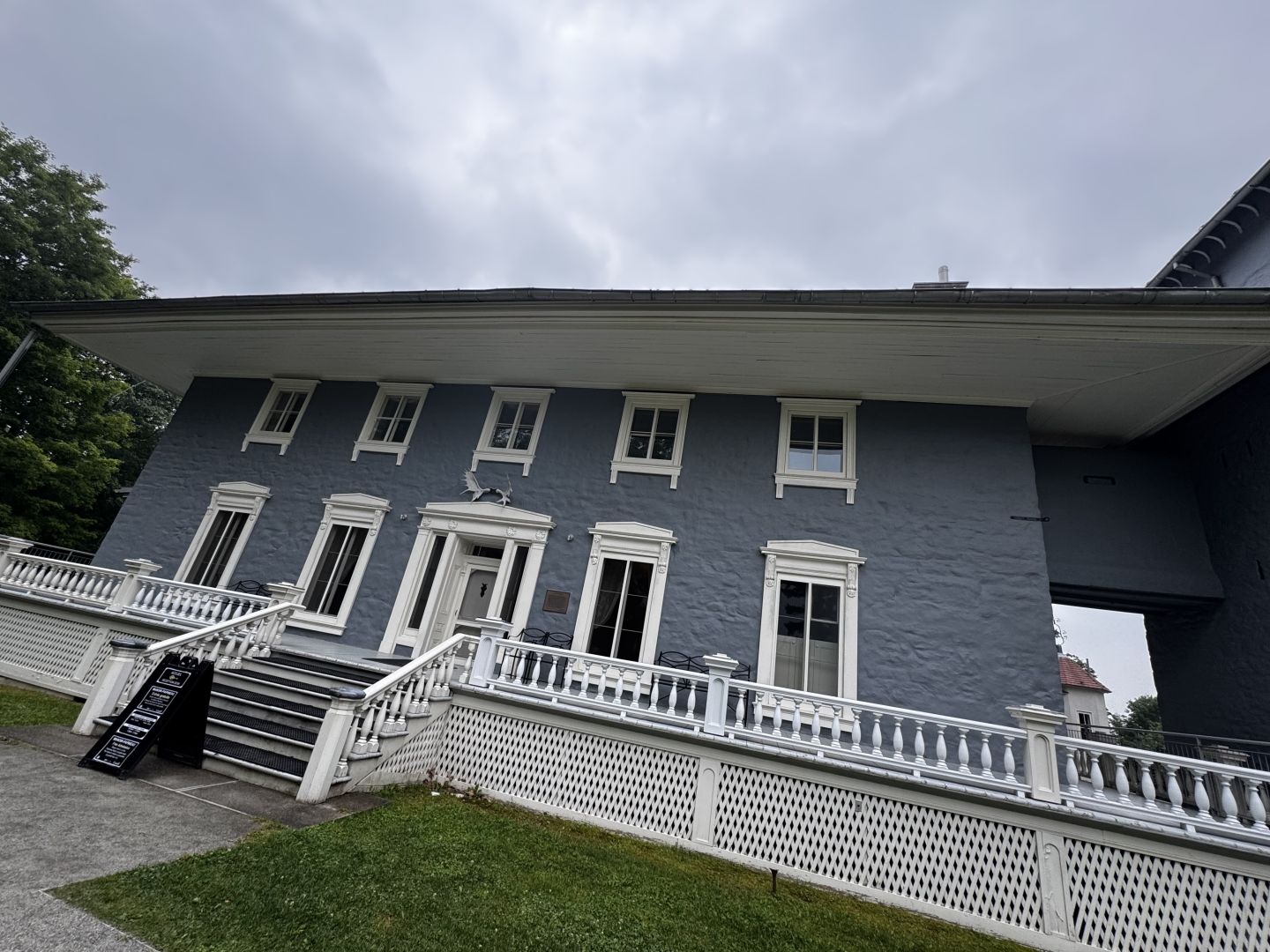The Papineau Manor façade. The masonry is blue-grey in colour, with white windowsills.

The railings are also white.
- - -
La façade du manoir Papineau. La maçonnerie est de couleur bleu-grise, avec des rebords de fenêtre blancs.

Les balustrades sont également blanches.