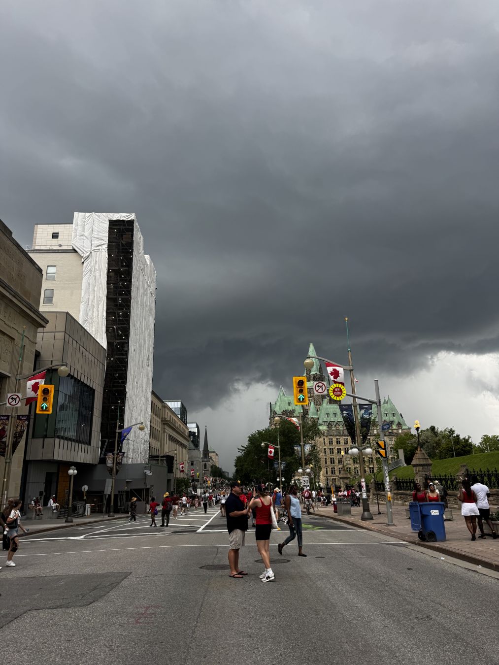 Dark clouds over Wellington St next to Parliament Hill. 

We can see on the right, Confederation Building.
- - -
Nuages sombres au-dessus de la rue Wellington à côté de la Colline du parlement

On peut voir à droite l'Édifice de la Confédération